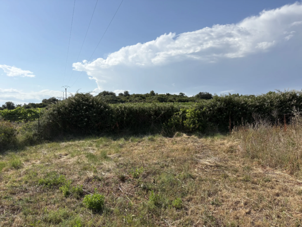 Terrain constructible de 1222 m² à Fouzilhon avec hangar de 49 m²