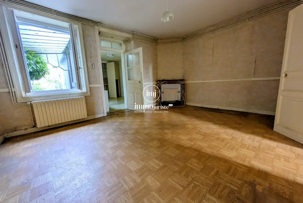 Maison en pierre avec grande cour intérieure à Saint Junien 