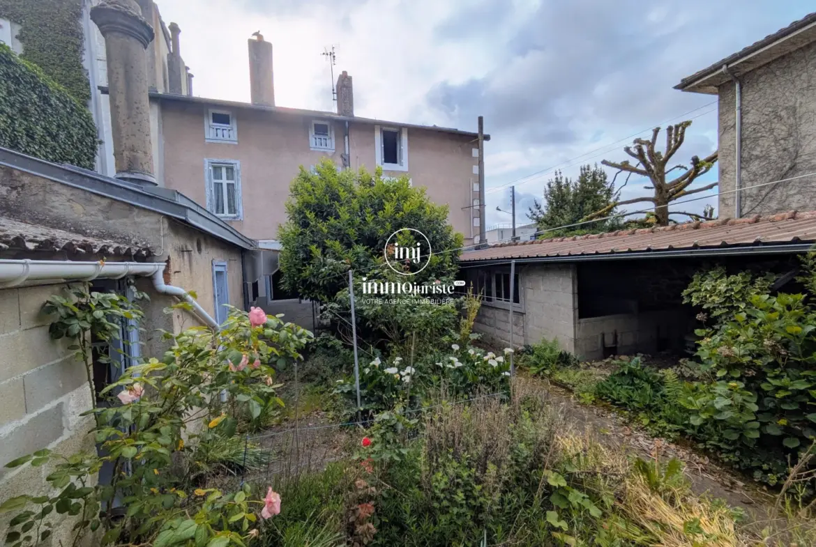 Maison en pierre avec grande cour intérieure à Saint Junien 