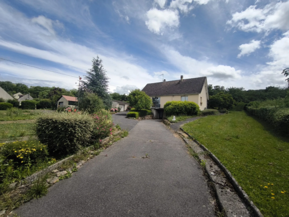 Maison à vendre à Courtemont-Varennes avec grand terrain et dépendances