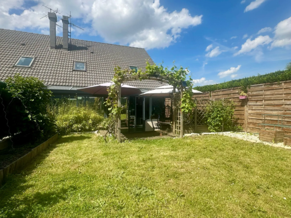 Maison semi-individuelle rénovée avec garage et extension à Cambrai