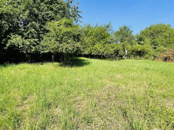 Terrain à bâtir de 1193 m² à Soultz-les-Bains - Zone Ub, exposé sud-ouest