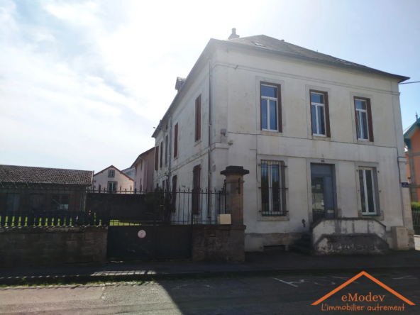 Ensemble immobilier à rénover avec jardin au centre du Val d'Ajol