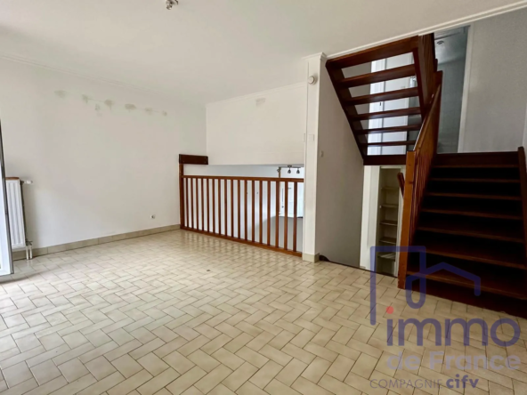 Maison mitoyenne à rénover de 76 m² avec jardin à Saint-Priest-en-Jarez