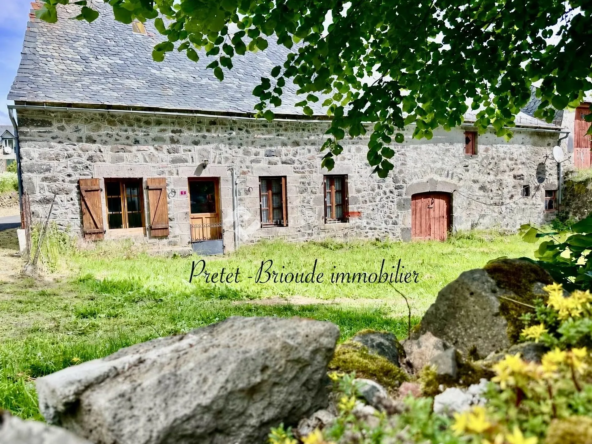 Maison à vendre à Pradiers, corps de ferme avec terrain en Cantal