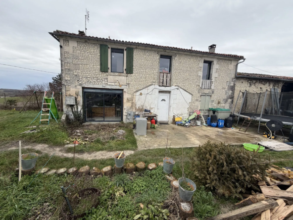Maison ancienne à rénover avec dépendances et jardin à Bellevigne 16120