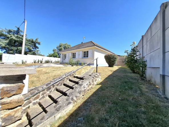 Maison de plain-pied à vendre à Maresché avec terrain entièrement clos