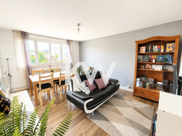 Appartement T4 à vendre à Saint-Priest-en-Jarez avec vue verte et cave