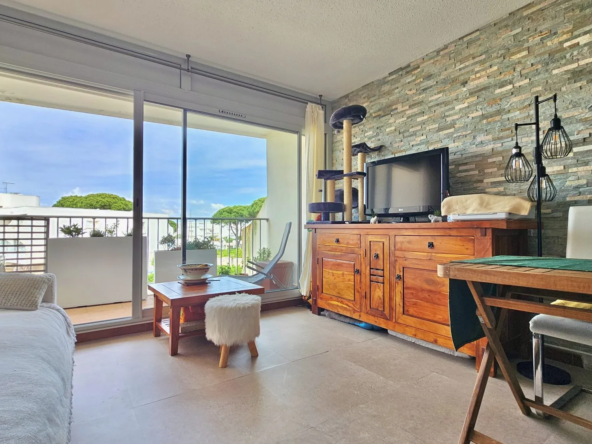 Appartement T2 rénové avec terrasse, parking et cave à Port Camargue
