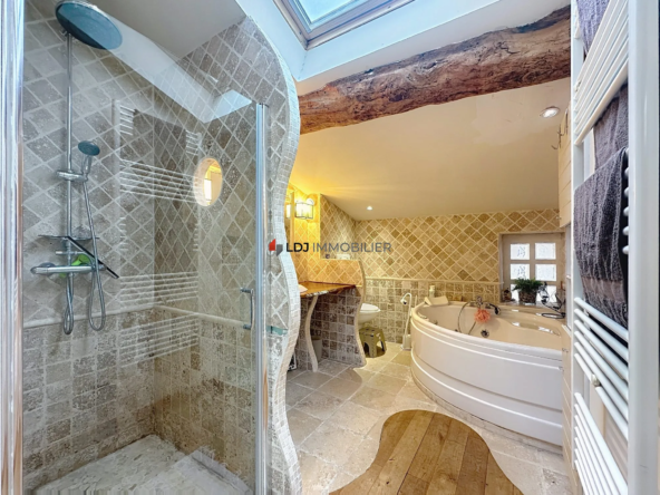 Maison rénovée avec deux appartements et extérieur privé à Prades