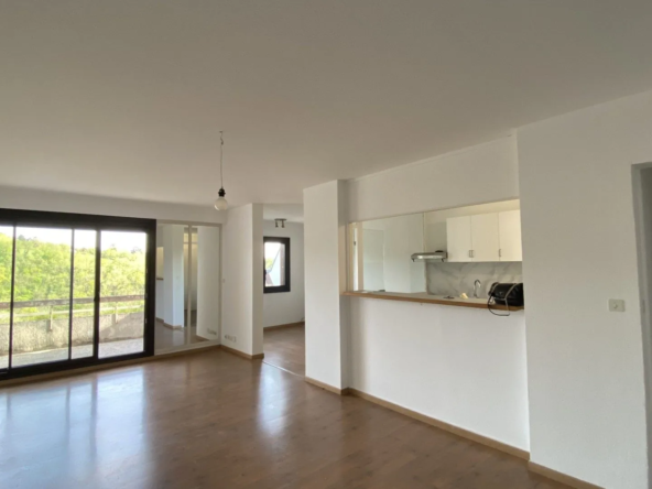 Appartement rénové de 3 pièces avec terrasse, cave et garage à Rodez