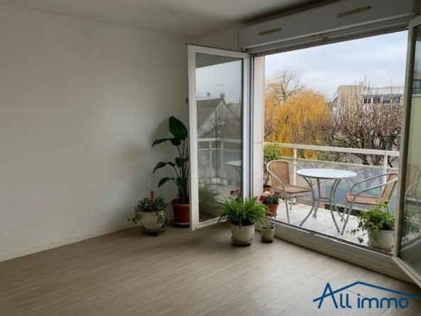 Studio à Vendre avec Balcon, Parking et Cave à Saint-Maur-des-Fossés