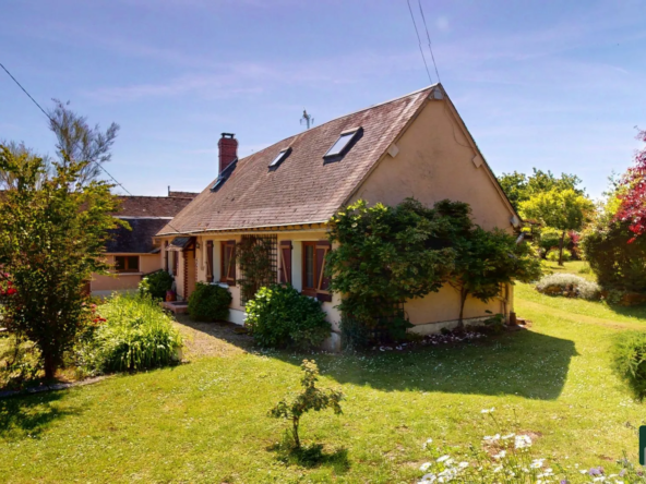 Charmante maison à Saumeray avec dépendances, terrasse et jardin arboré à vendre