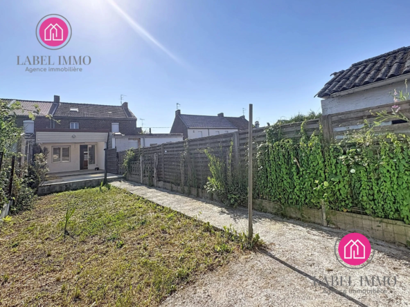 Maison de ville rénovée à Vieux-Condé avec jardin et garage