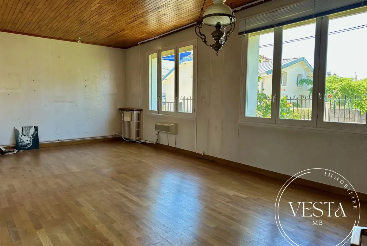 Maison à vendre à Dole (120 m²) avec garage et jardin, à rafraîchir 
