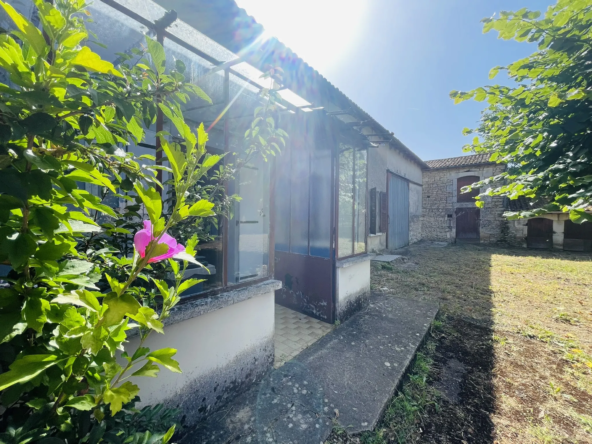 Longère à vendre à Cissé avec terrain constructible, 2 chambres et potentiel de rénovation