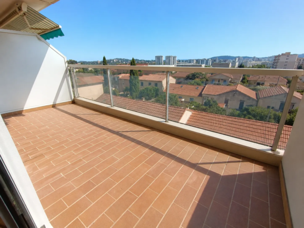 Appartement T3 avec terrasse, vue mer et parking privé à Toulon Siblas