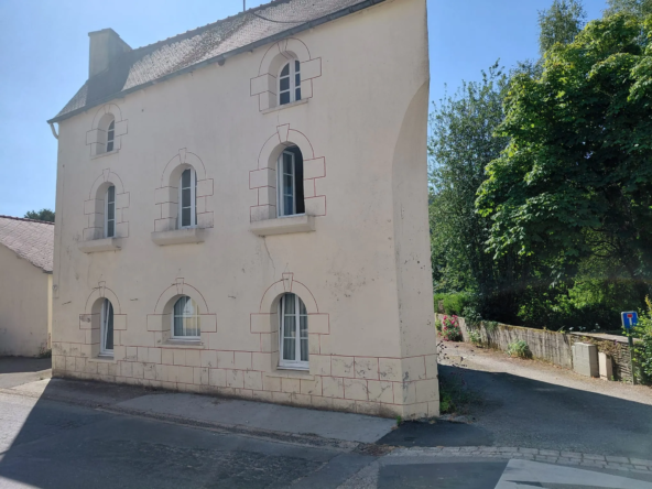Ensemble immobilier à Saint-Gilles-Vieux-Marché avec potentiel de rénovation