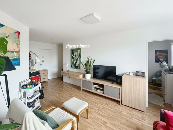 Appartement T2 à vendre à La Riche avec balcon et parking - 45 m²