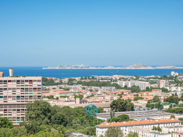 Bel appartement T4 avec vue mer au dernier étage à Marseille