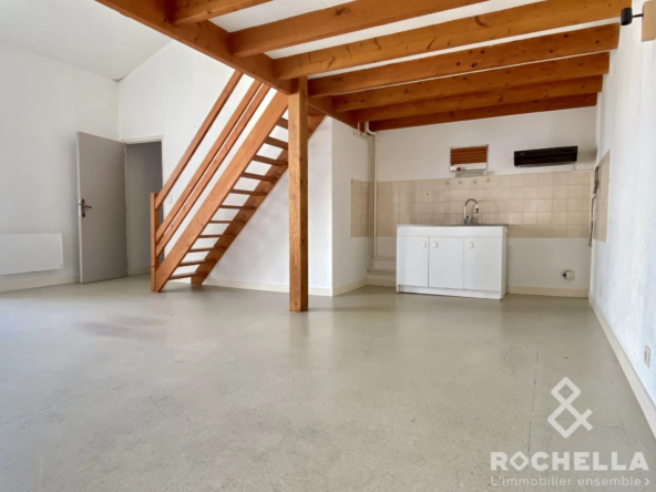 Charmant appartement T2 au cœur de Rochefort avec mezzanine, proche place Colbert