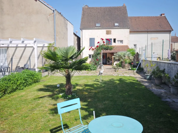 Maison de village à Chaudenay avec garage, jardin et possibilités d'extension