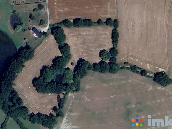 Domaine de 20 615 m² avec étangs et chalet à Neau - Opportunité rare