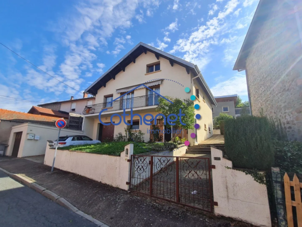 Maison individuelle à vendre au centre du village avec grand garage et extérieur