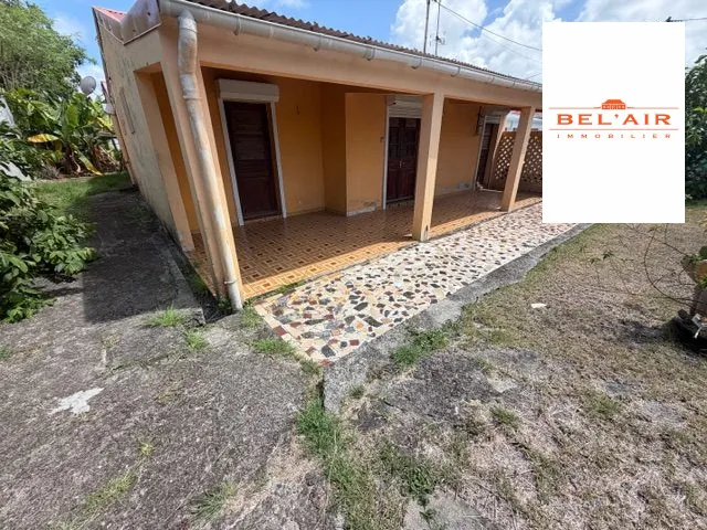 Maison F4 à rénover à Le Vauclin – Potentiel et proximité commerciale 