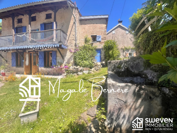 Maison en pierre avec charme montagnard face au Mont Valier dans les Pyrénées