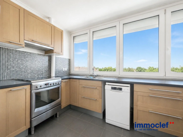 Appartement lumineux à vendre à La Madeleine, dernier étage avec parking et cave