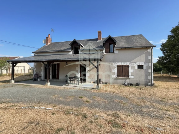 Maison à vendre à Noyant-de-Touraine avec terrain, hangar et panneaux solaires