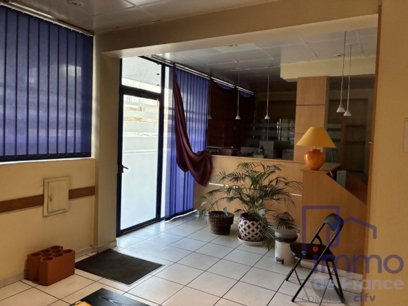 Local commercial de 120m² avec parking privé à Saint-Étienne