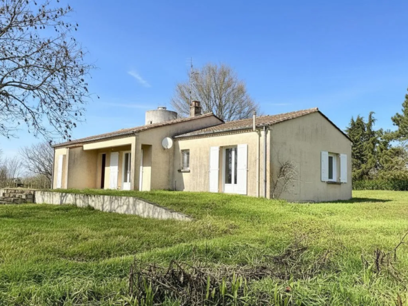 façade côté jardin - garden-side facade Maison de plain-pied avec 4 chambres et vue sur la campagne à Faux