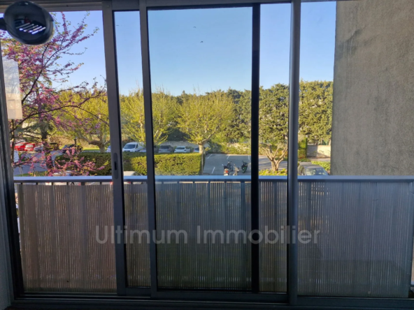 Studio rénové avec loggia et parking à Fréjus proche des plages et nature