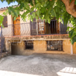 Maison de village à Rochefort-du-Gard avec cour et potential à rénover