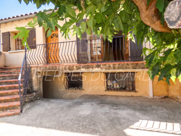 Maison de village à Rochefort-du-Gard avec cour et potential à rénover