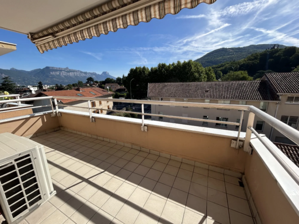 Appartement 2 pièces à Eybens avec terrasse, cave et parking privé