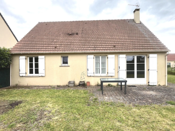 Maison de plain-pied rénovée à Etrepagny avec 3 chambres et garage
