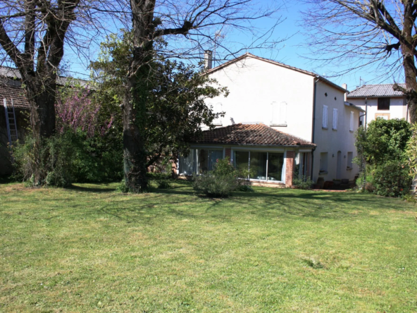 Maison spacieuse avec jardin, piscine et dépendance à Graulhet