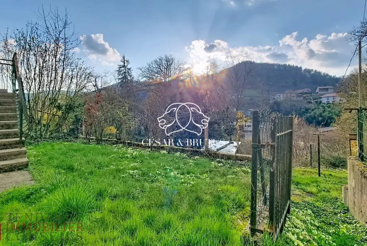 Maison en pierre avec 5 chambres et grand potentiel à Chambost-Allières 