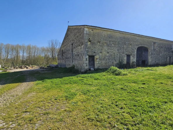 Grange à rénover de 430 m² à Coulon avec potentiel et vue dégagée