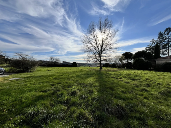 Terrain constructible de 1372 m² à Verneuil-sur-Vienne avec vue dégagée