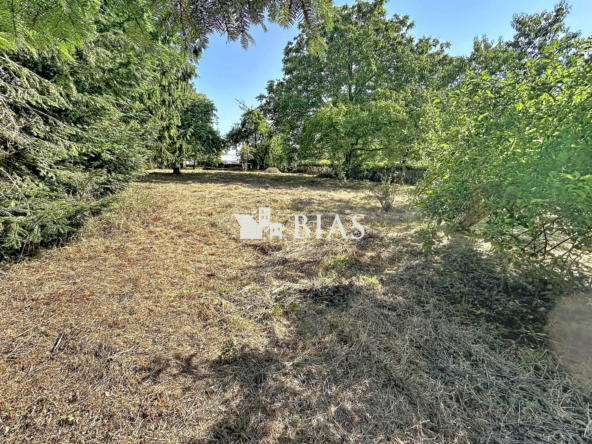 Terrain constructible de 1400 m² à Fresne Le Plan dans un environnement paisible