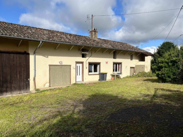 Longère à rénover avec dépendances et terrain de 9000 m² à Tournus Est