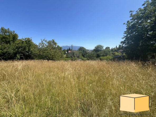 Terrain constructible de 779 m² à Contrevoz avec vue dégagée