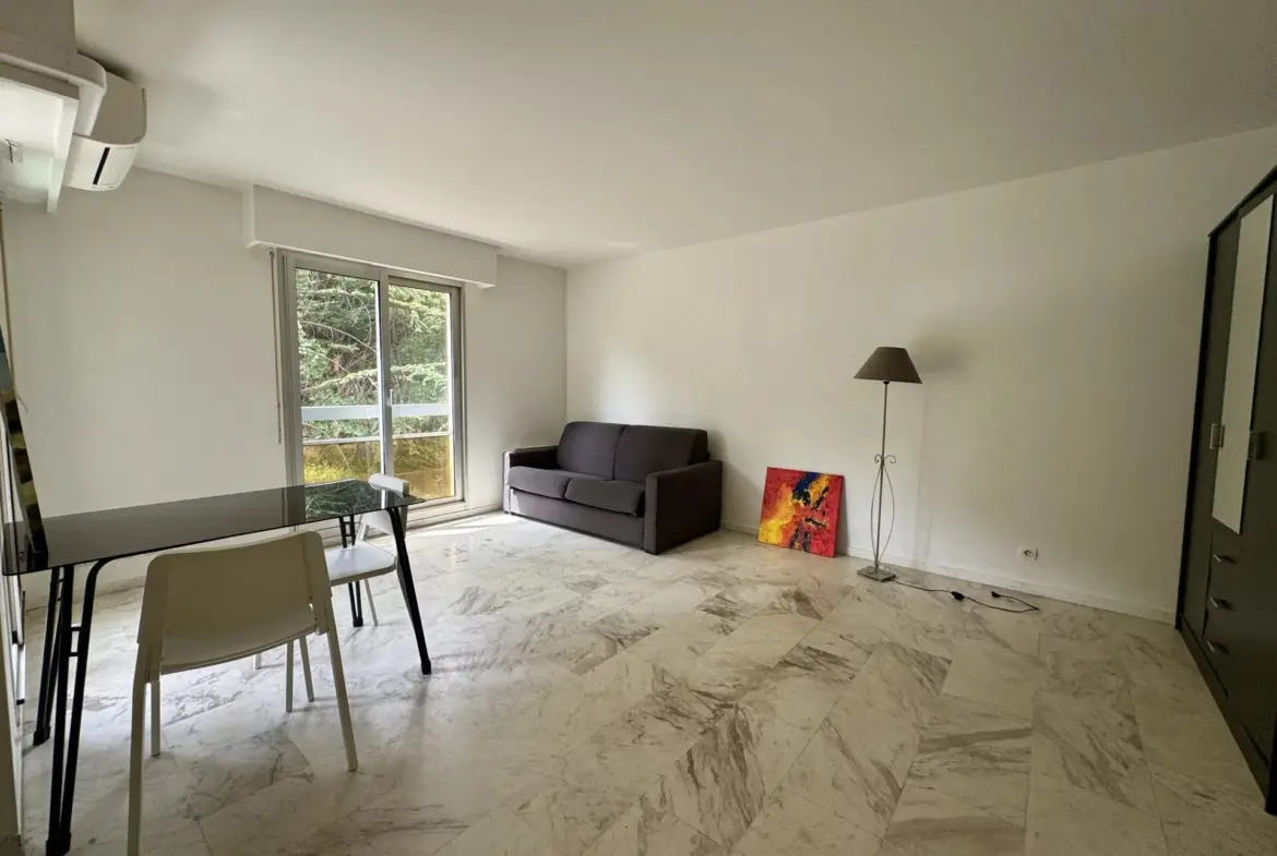 Vente d'un studio lumineux de 30 m² avec terrasse à Nice Parc Impérial 