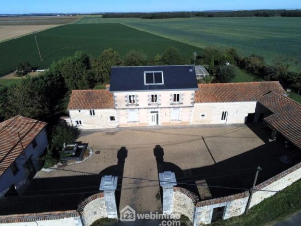 Longère de 242 m² avec piscine couverte à Ceaux-en-Loudun