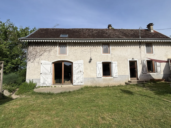 Charmante maison en pisé avec jardin et grange à Saint-Chef - 138 m²