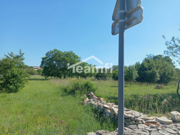 Terrain constructible de 1350 m² avec vue imprenable à Saint-Rémeze